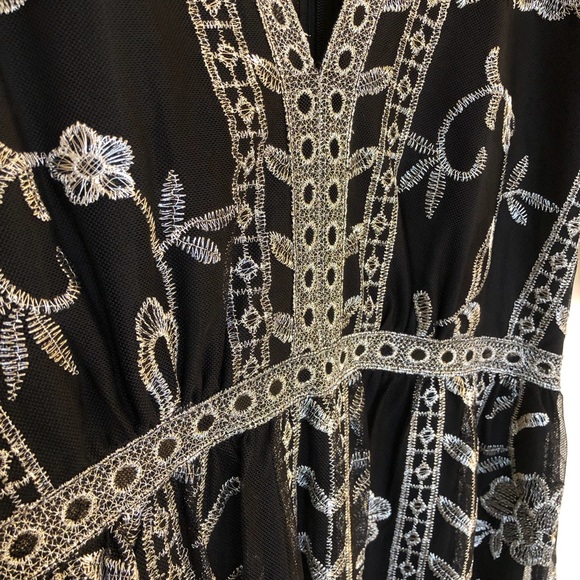 Socialite Plunging Lace Dress - Picture 4 of 6